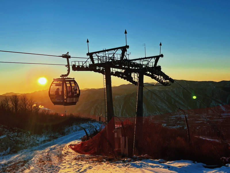 夕阳下的缆车之旅图片