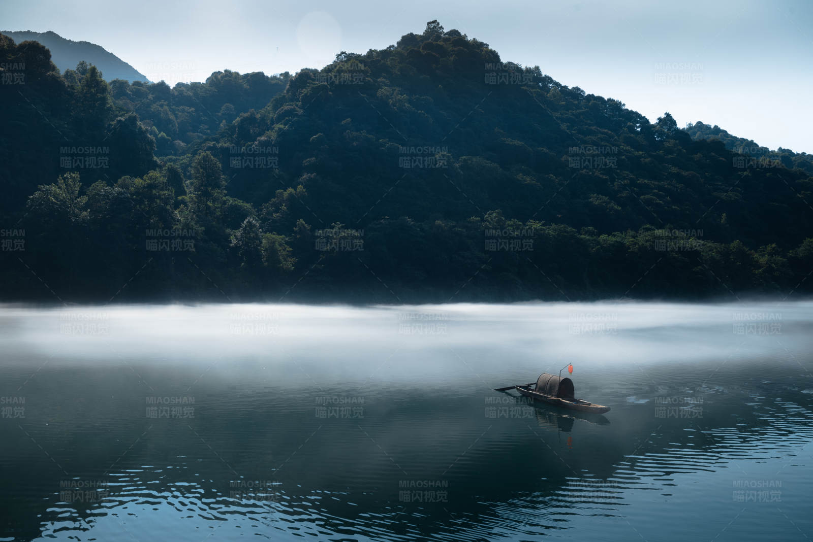 湖上独舟图片