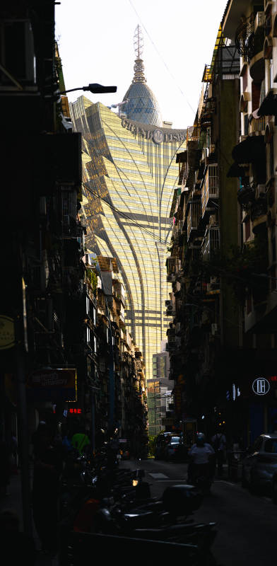 繁华都市的狭窄巷弄图片