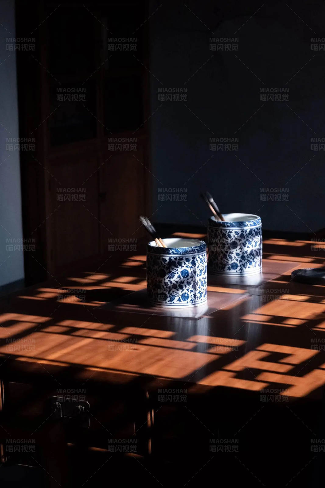 光影中的青花瓷笔筒图片