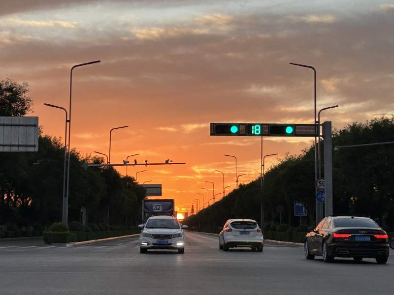 夕阳下的城市交通图片