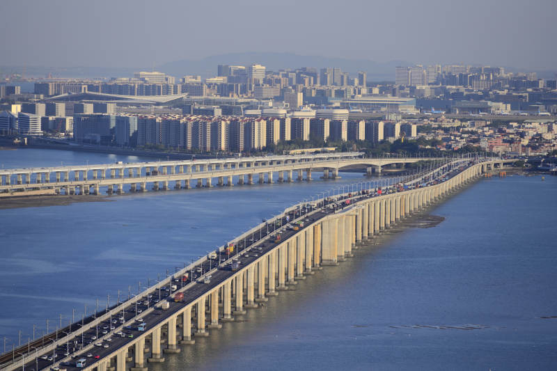 厦门跨海大桥车流繁忙图片