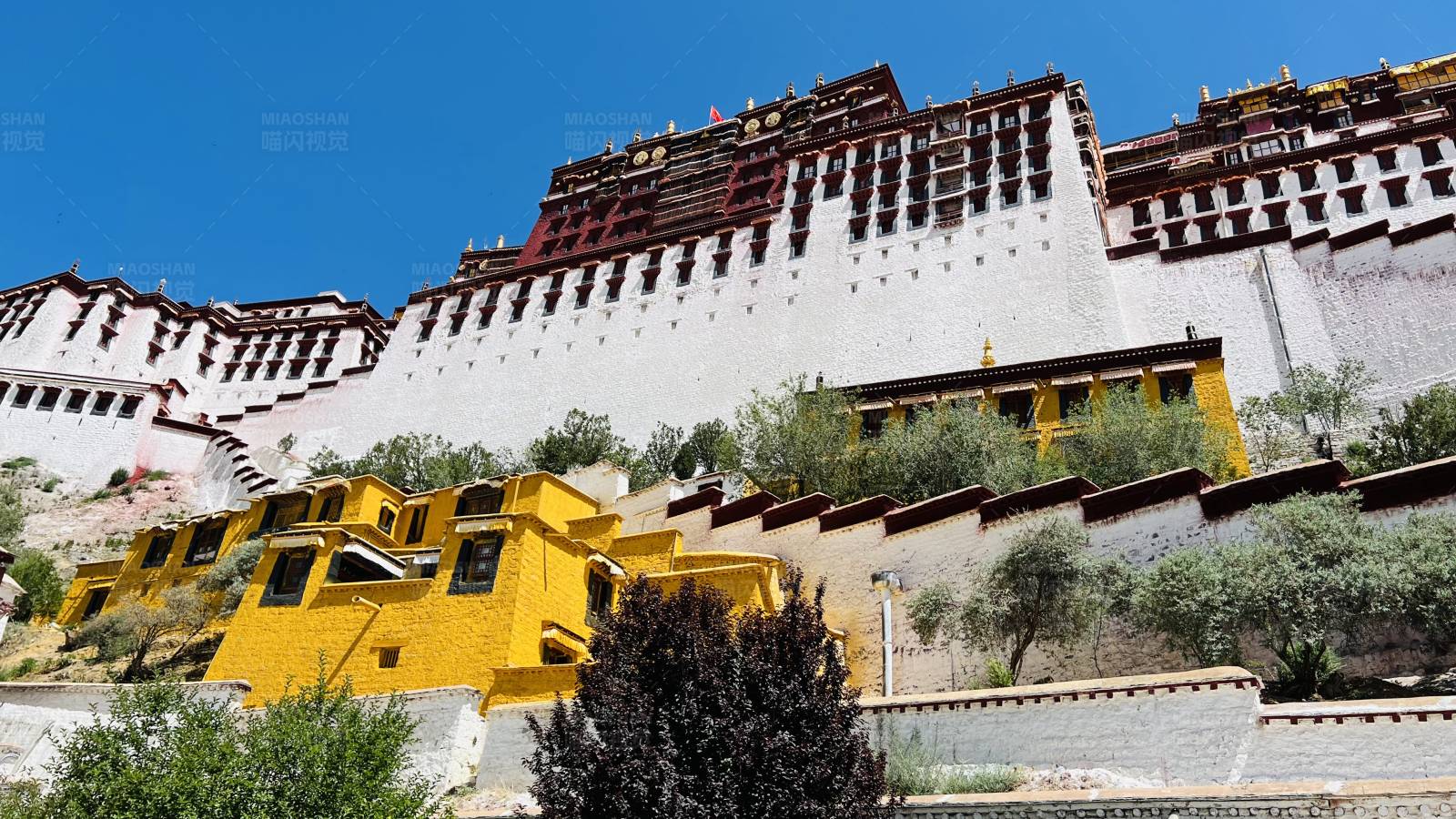 布达拉宫的壮丽景色图片