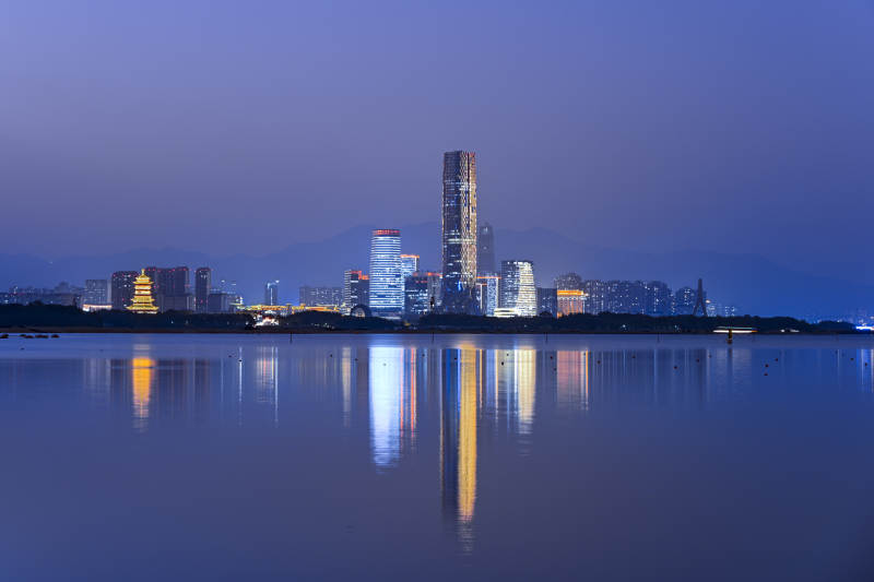 夜幕下的城市天际线杏林湾营运中心图片
