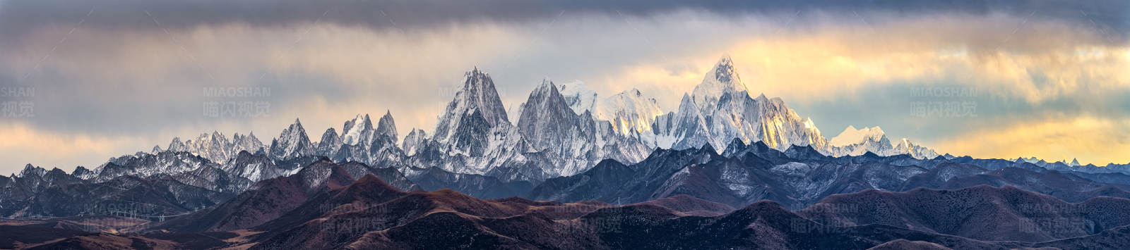 壮丽雪山全景图图片
