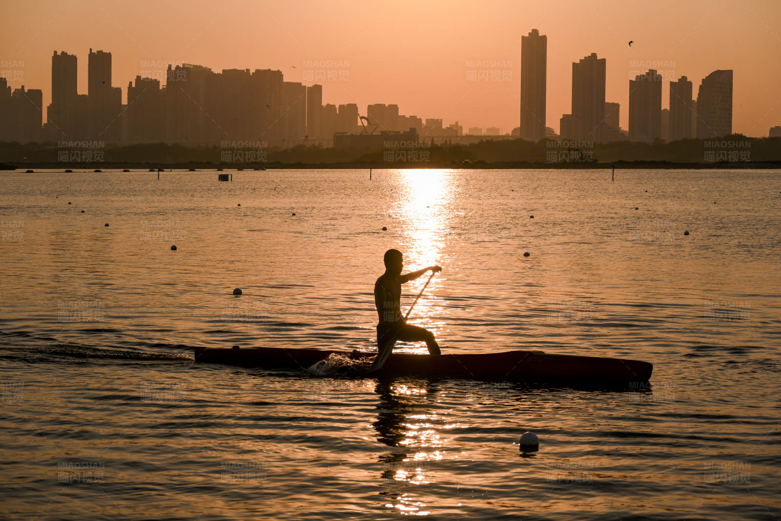 夕阳下的独木舟之旅图片