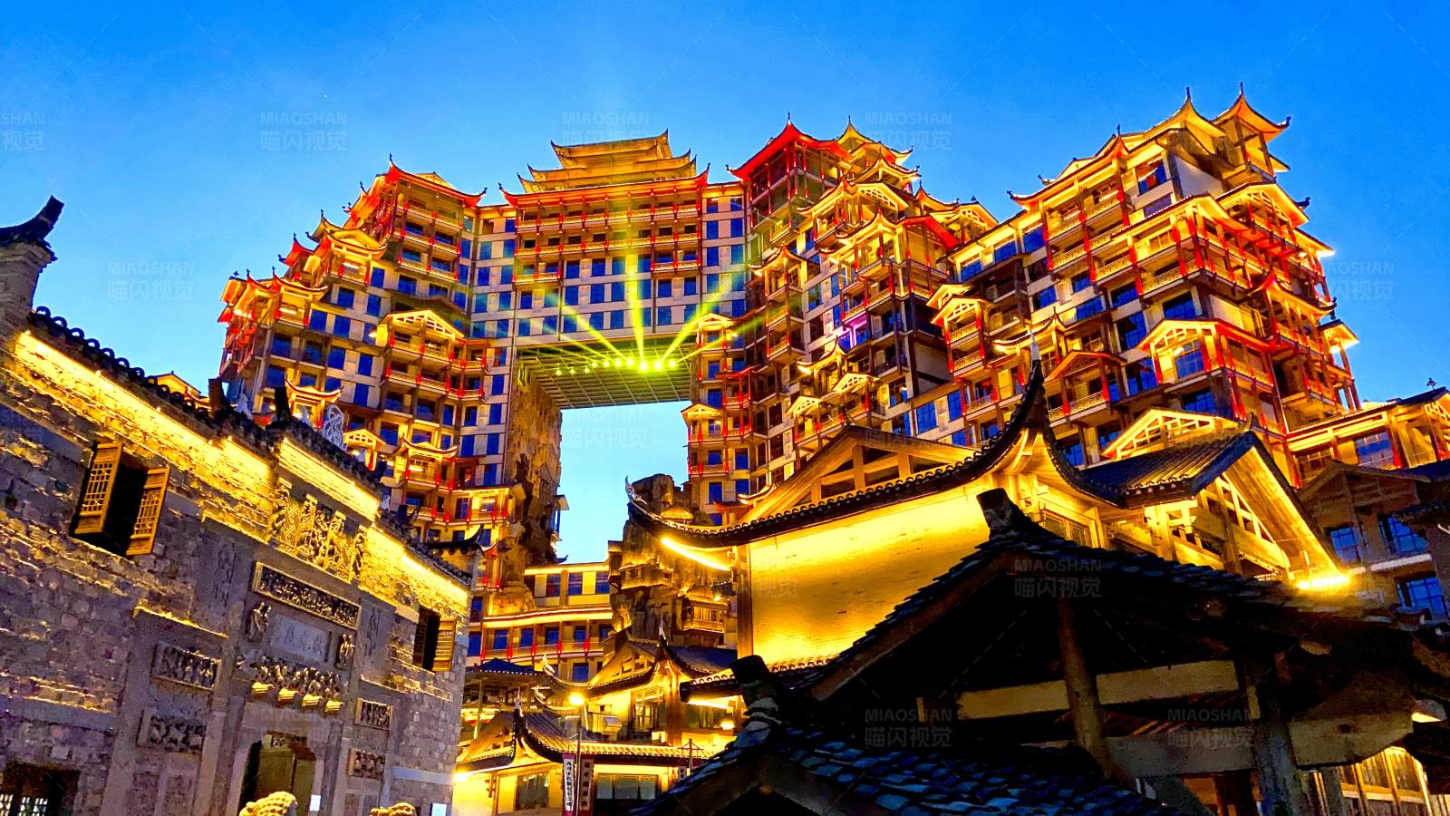 璀璨夜景中的72奇楼图片