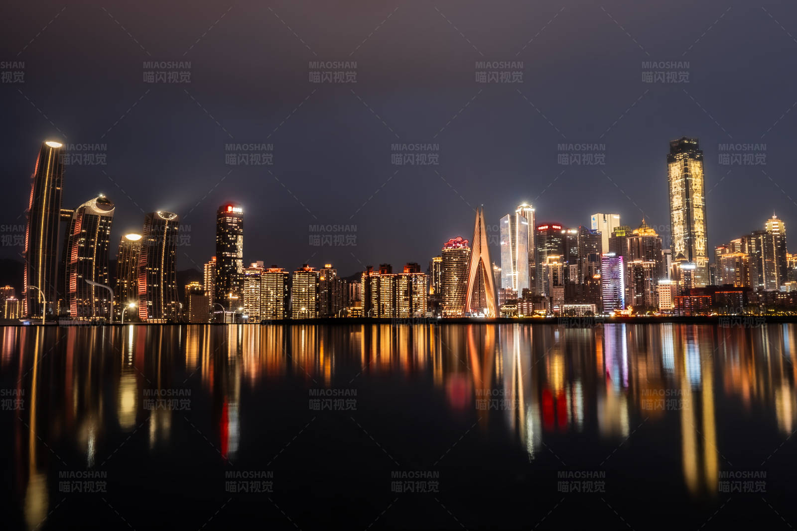 夜色中的重庆城市天际线图片