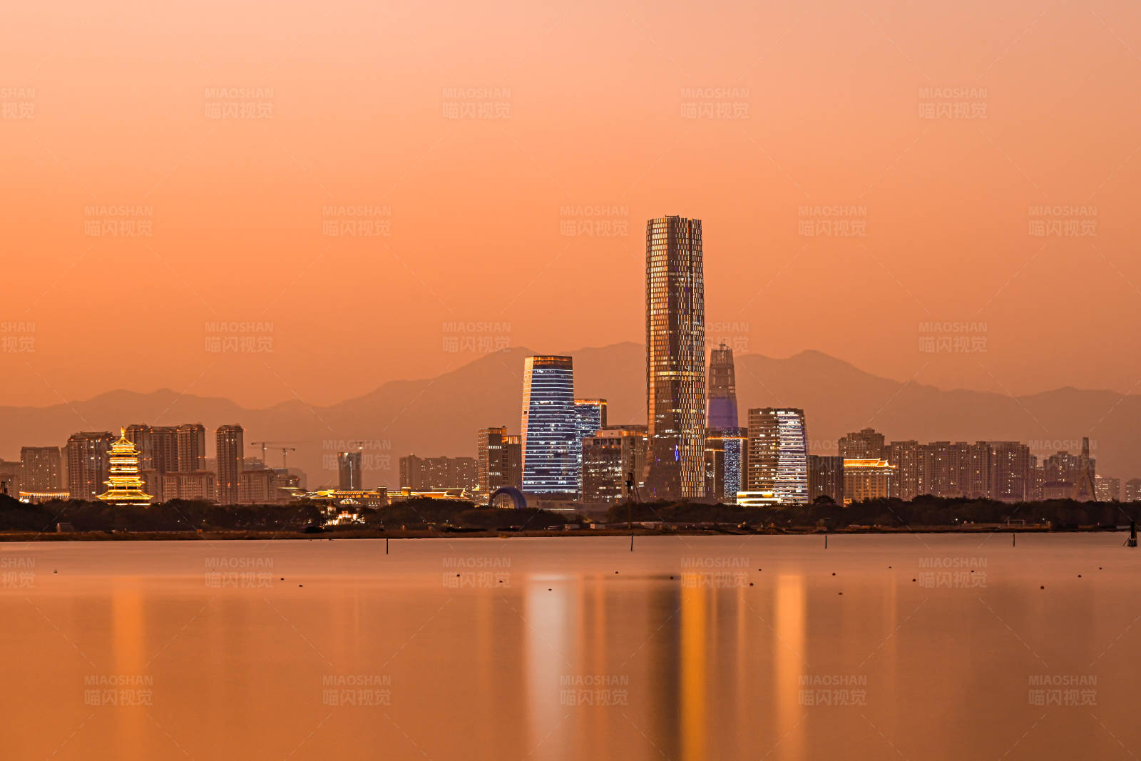 夕阳下的杏林湾营运中心城市天际线图片