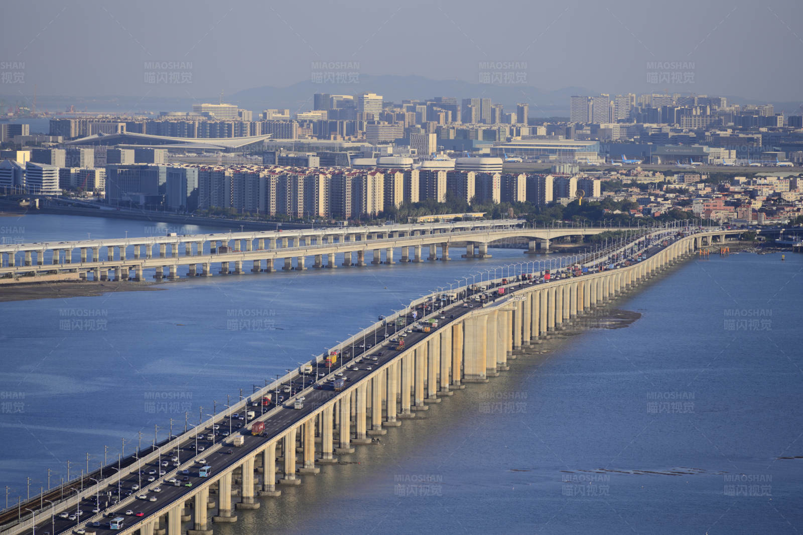 厦门跨海大桥车流繁忙图片