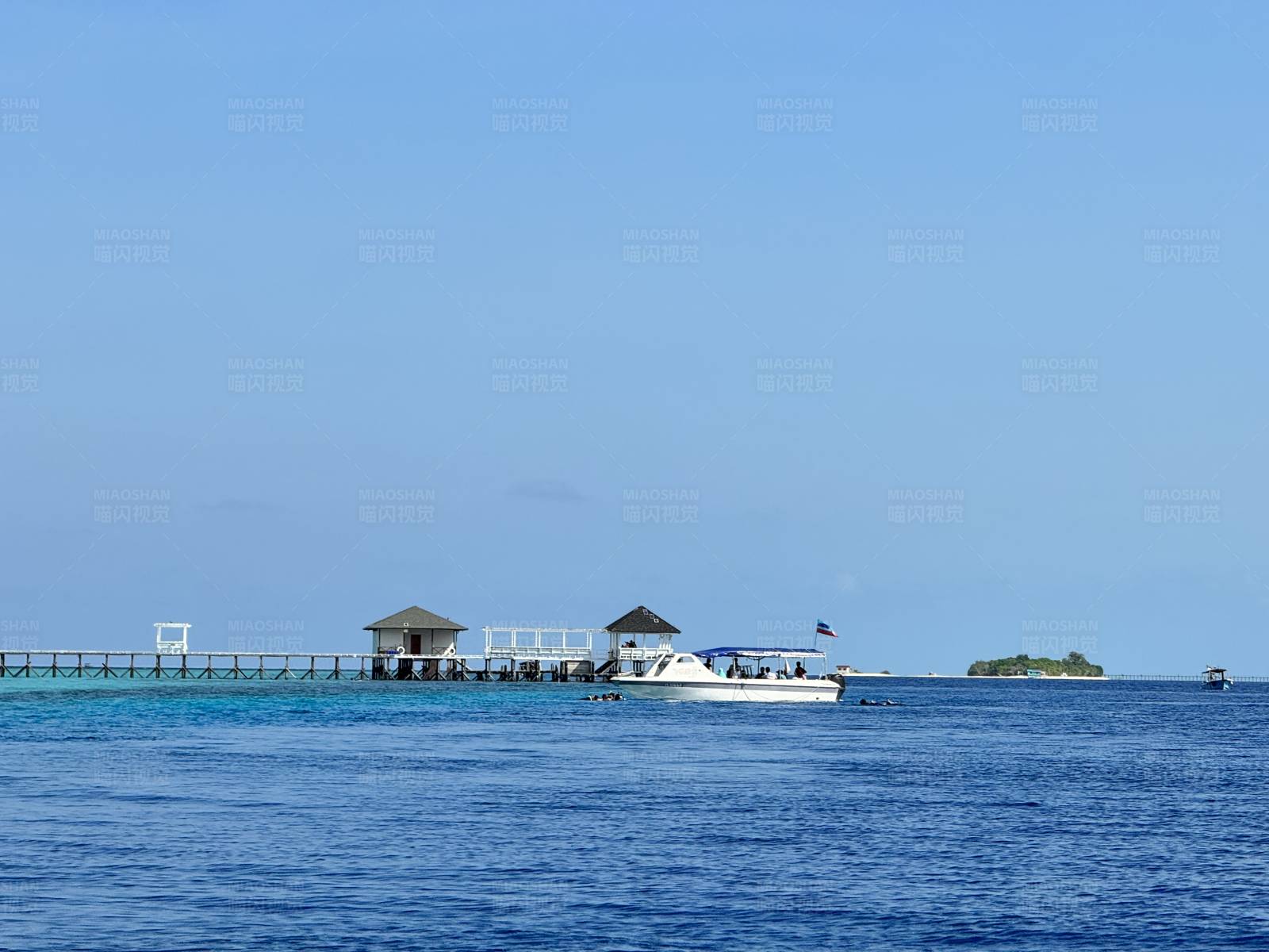 海上码头与游艇图片