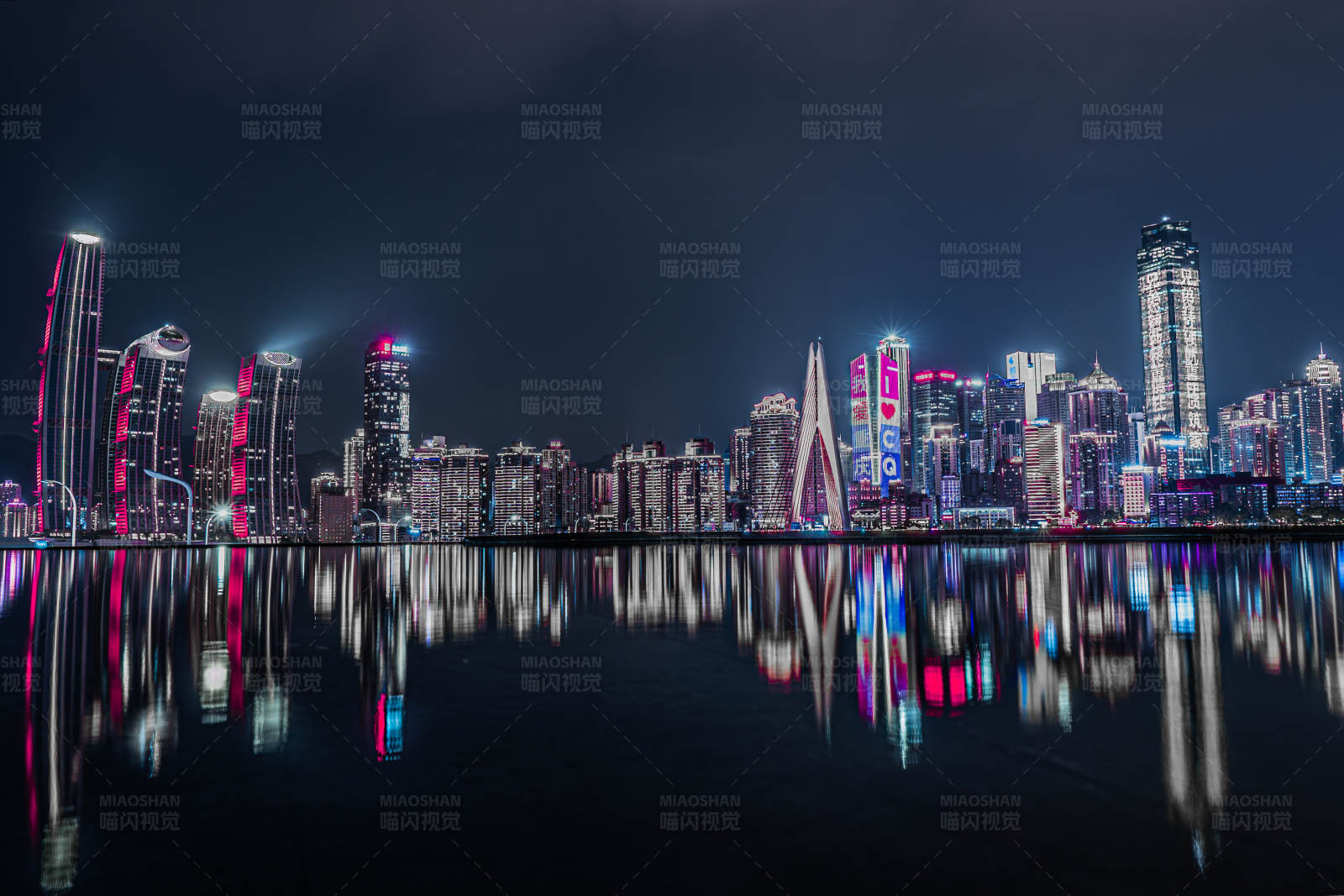 夜色霓虹映水城图片