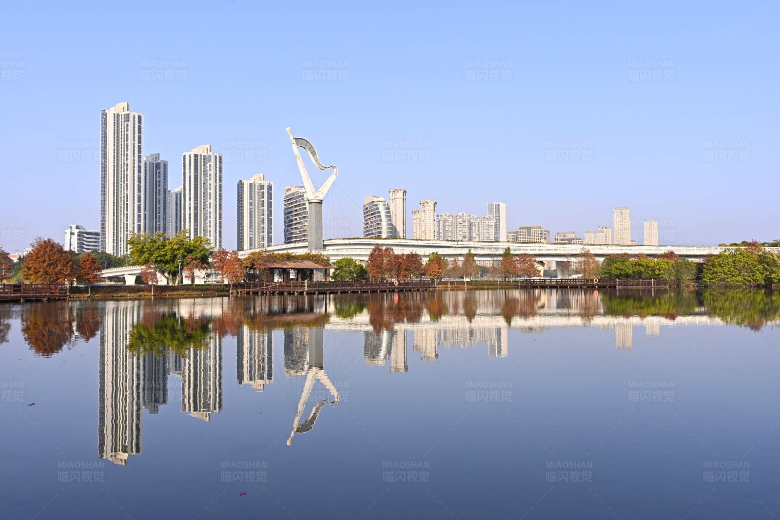 园博苑蕴珍桥及落羽杉城市倒影图片