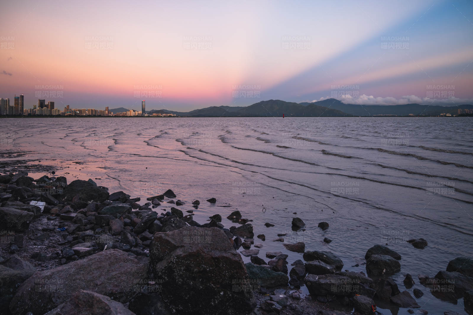 夕阳下的海岸线图片