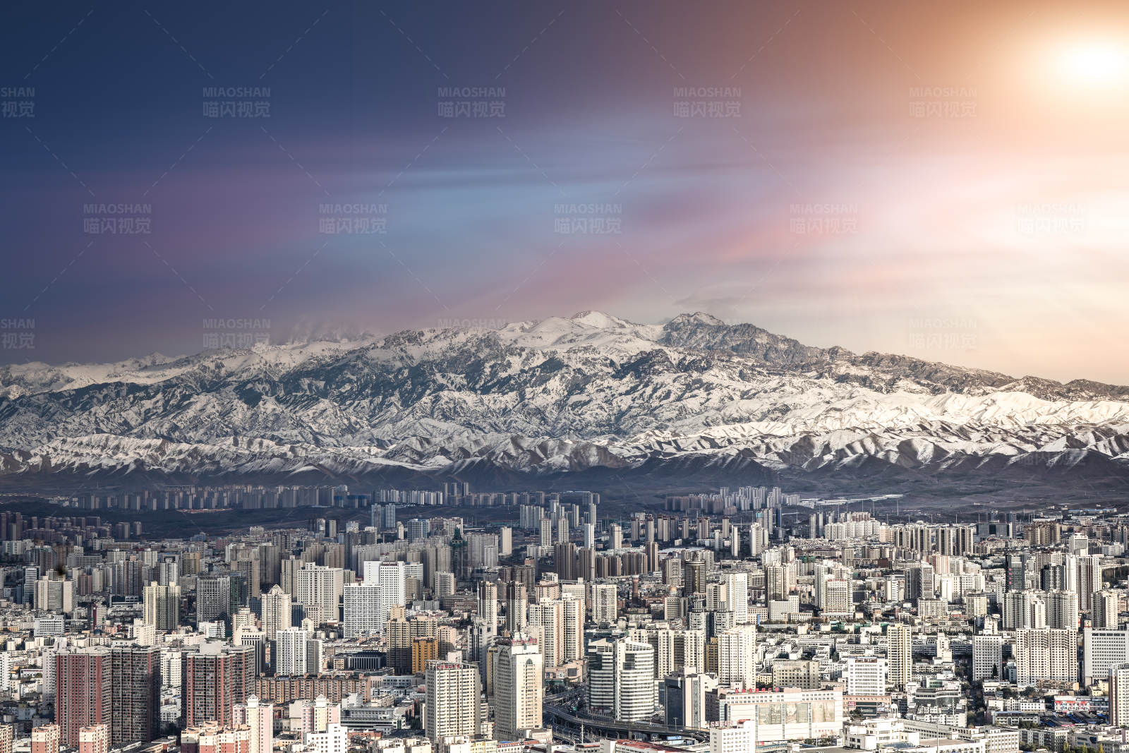 雪山下的乌鲁木齐图片