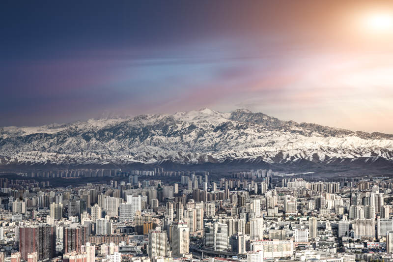 雪山下的乌鲁木齐图片