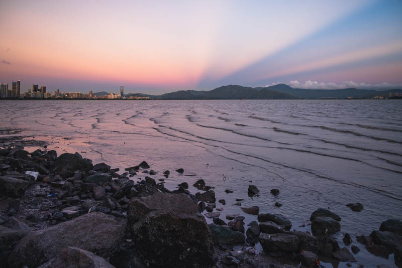 夕阳下的海岸线图片