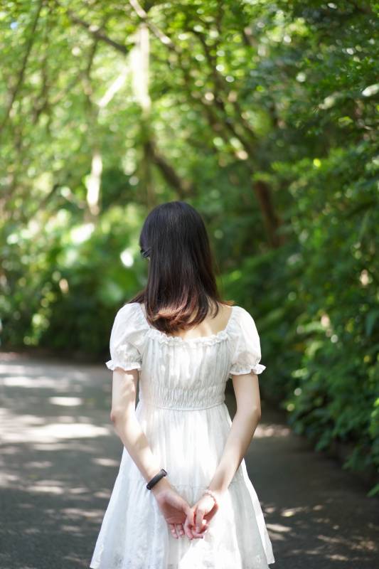 林间白裙少女背影图片