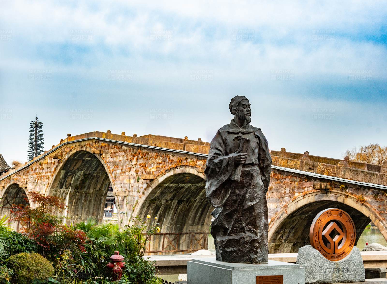 雕像与古桥图片
