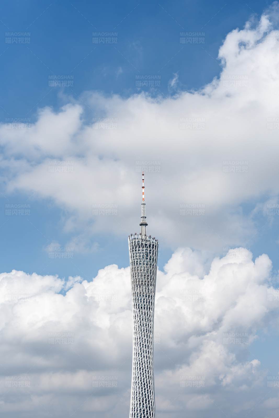 广州塔与蓝天白云图片