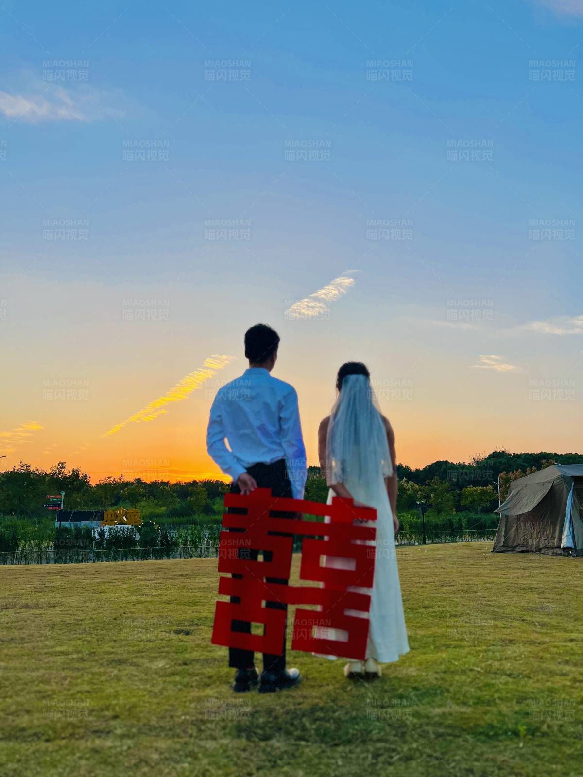 夕阳下的婚礼剪影图片