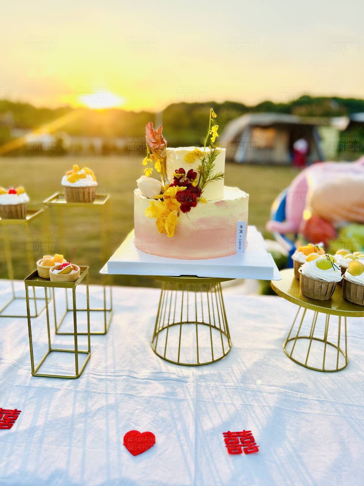 夕阳下的甜蜜蛋糕派对图片