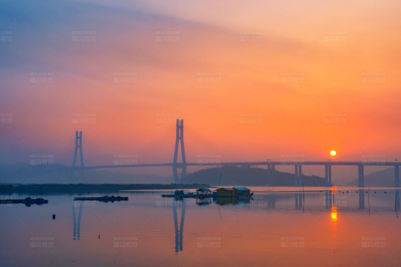 夕阳下的大桥倒影图片