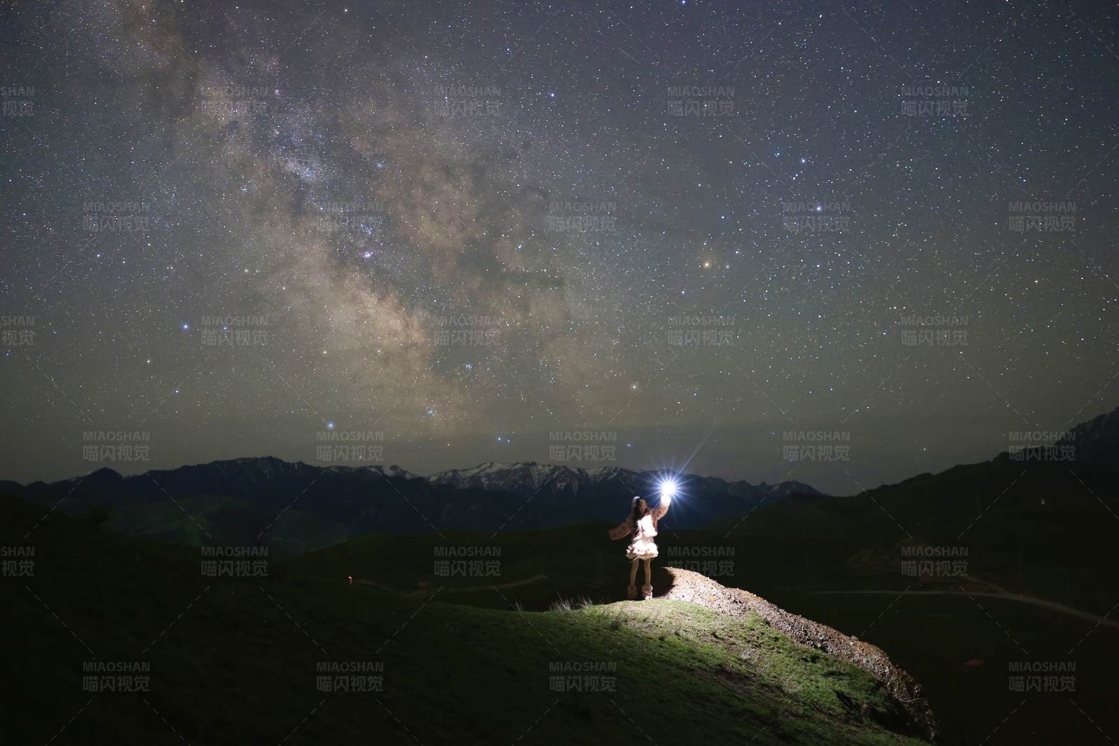 夜空下的山间独行者图片