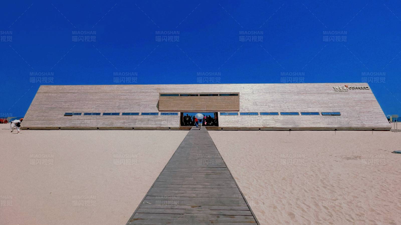 沙滩上的现代建筑图片