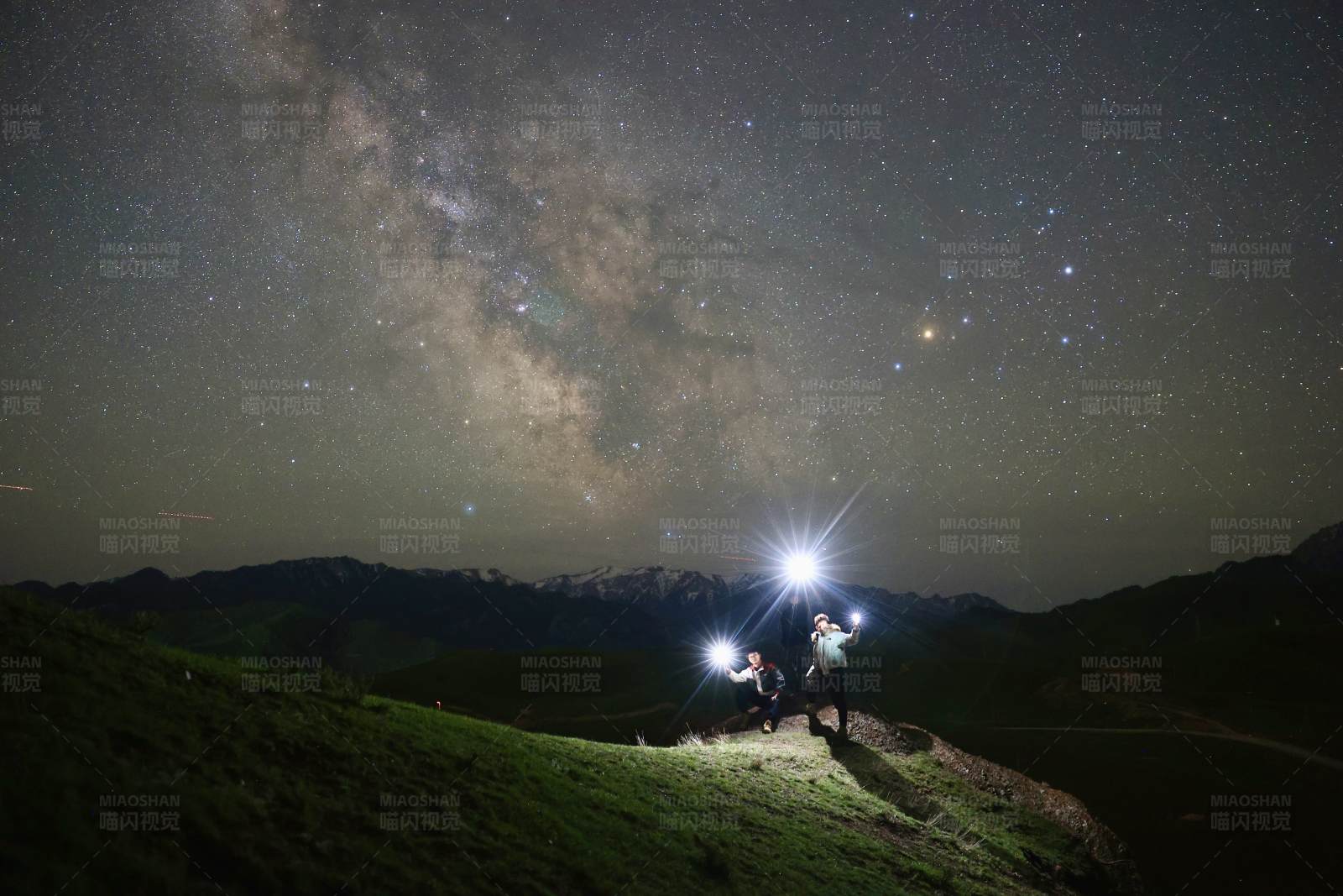 夜空下的登山者图片