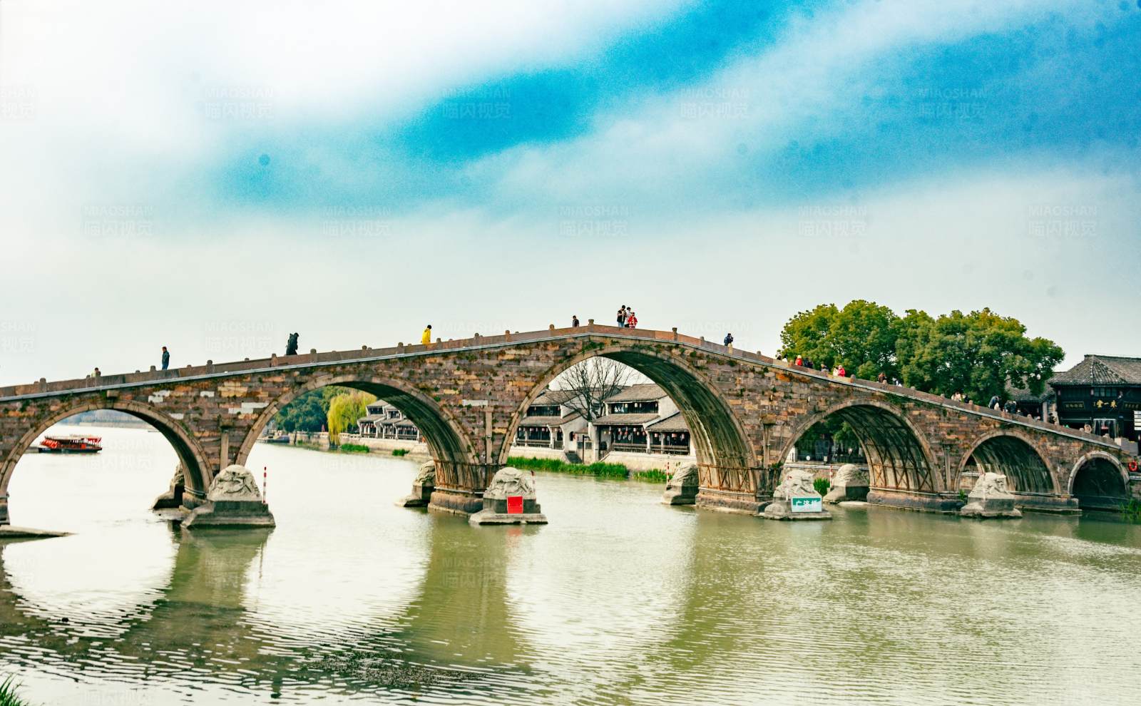 古桥映水天图片