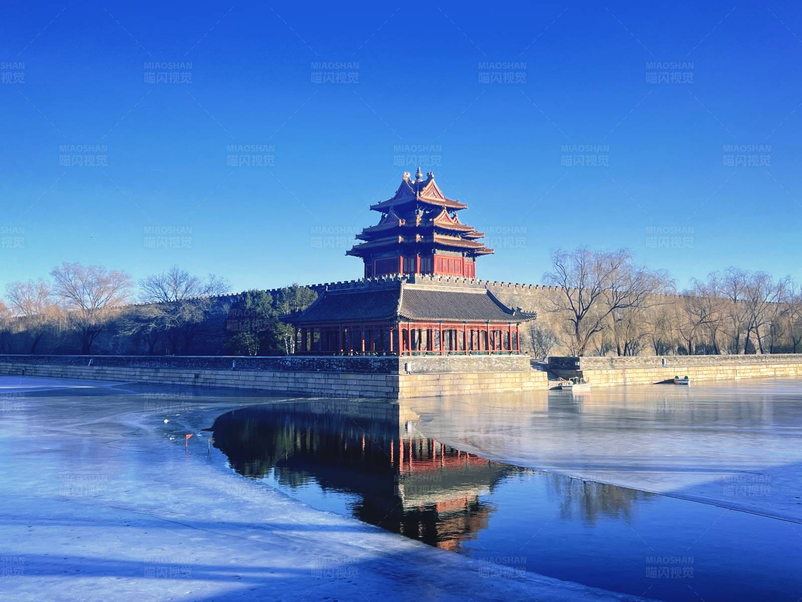 冰湖映角楼 晴空万里图片