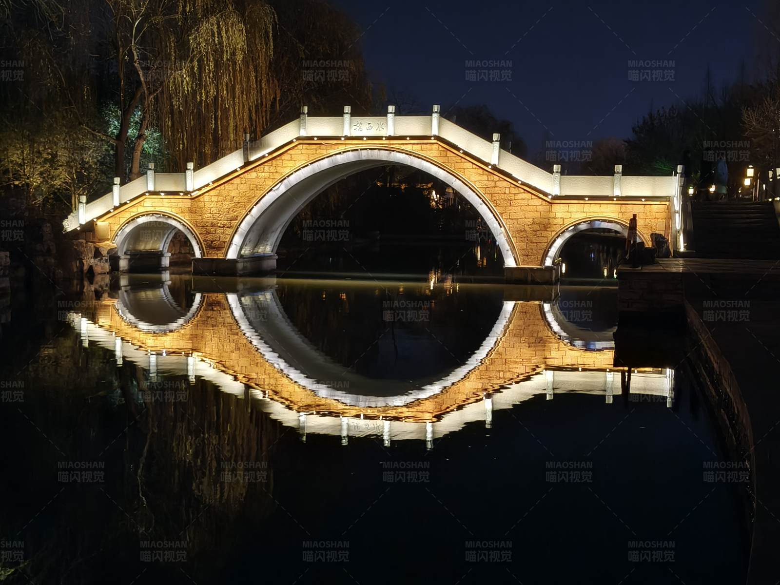 夜色古桥映水中图片