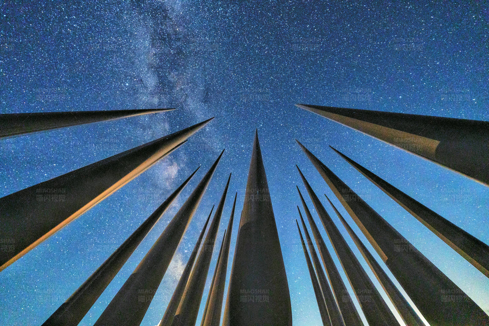 星空下的尖塔图片