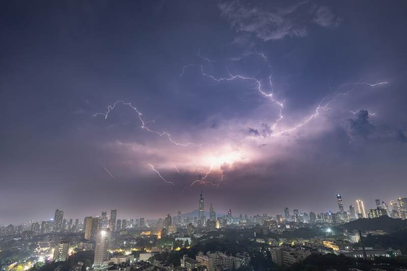雷电交加的南京城市夜景图片