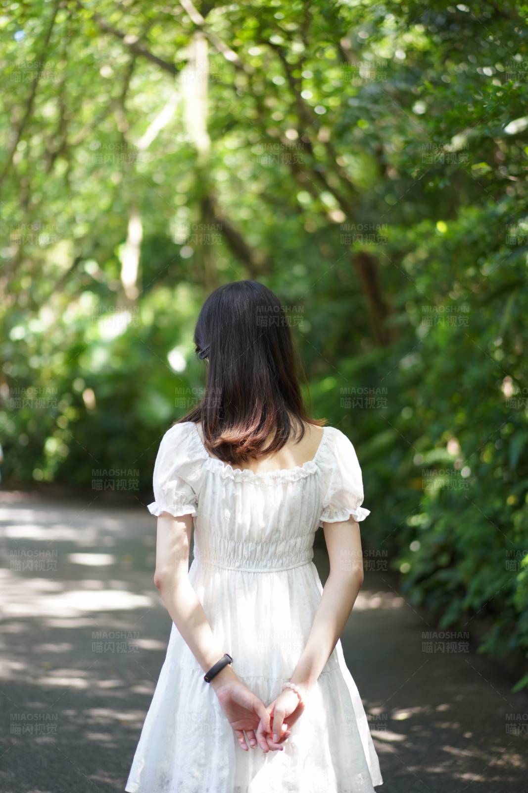 林间白裙少女背影图片