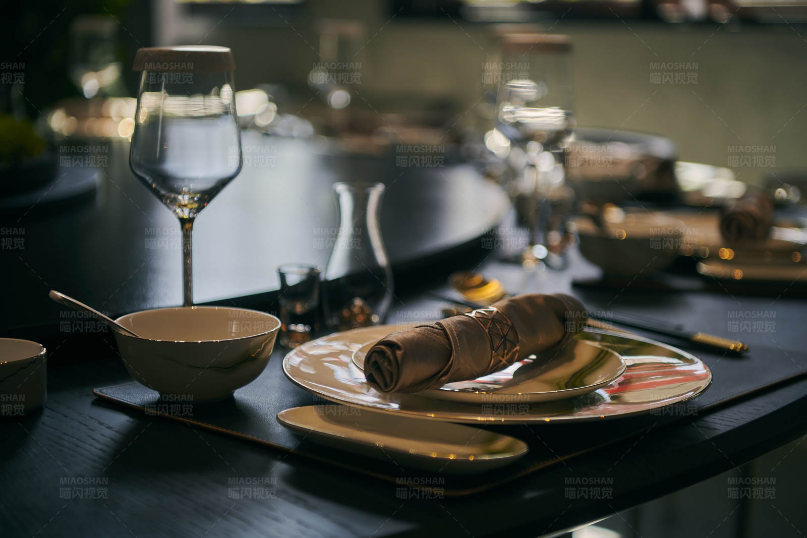 优雅餐桌布置图片