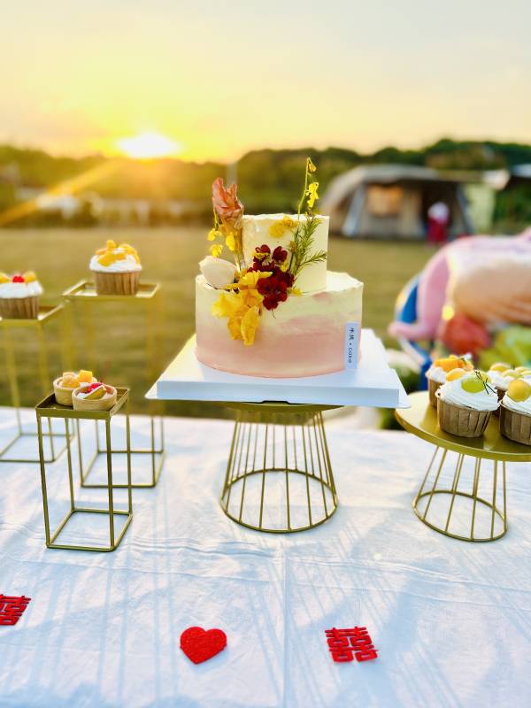 夕阳下的甜蜜蛋糕派对图片