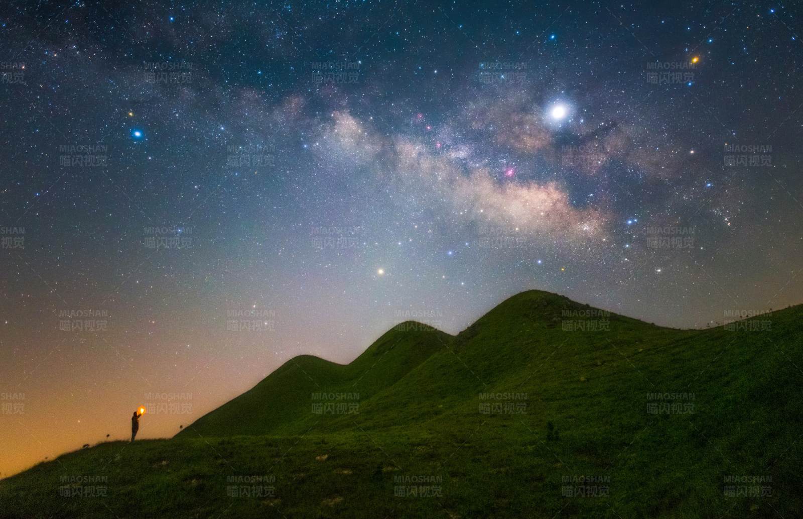 夜空下的山丘图片