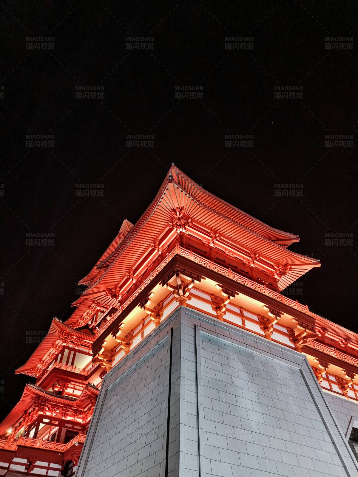 韶关九龄公园夜色中的红塔图片