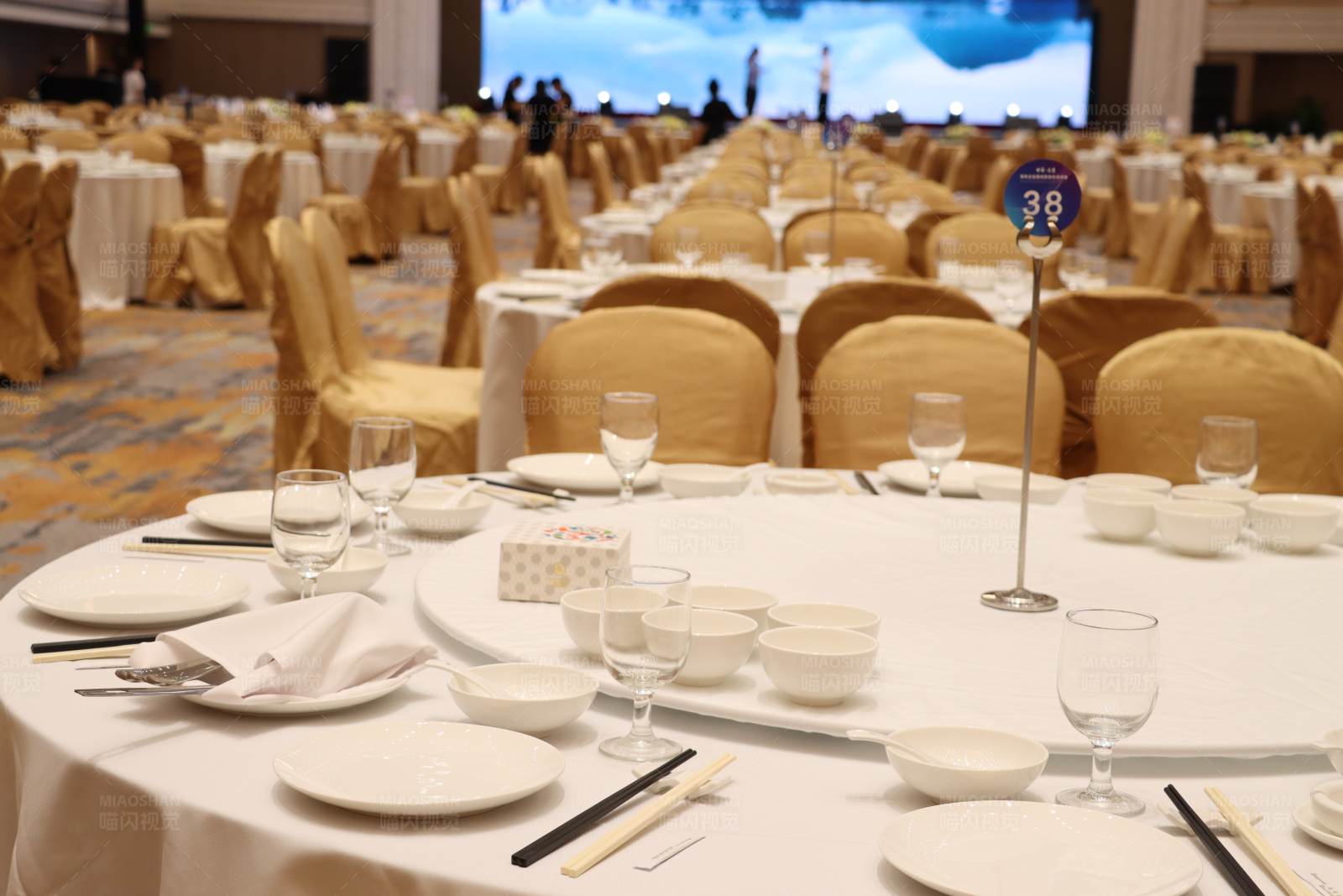 宴会餐桌布置图片