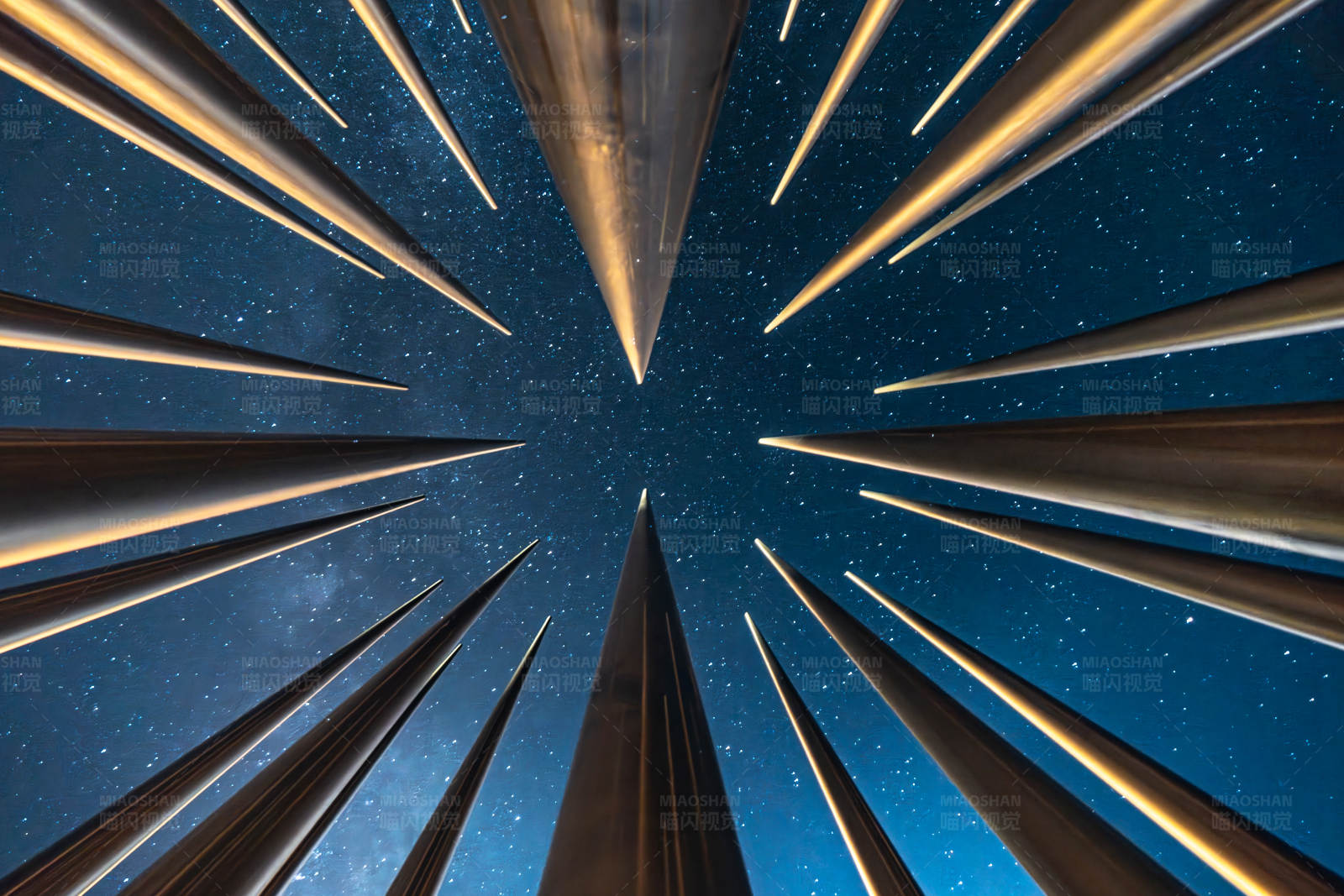 星空下的金属尖塔图片