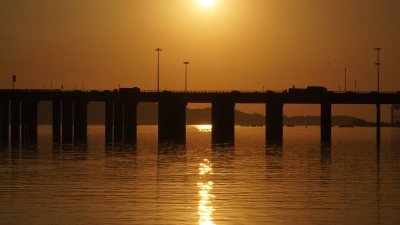 夕阳下的桥梁剪影图片