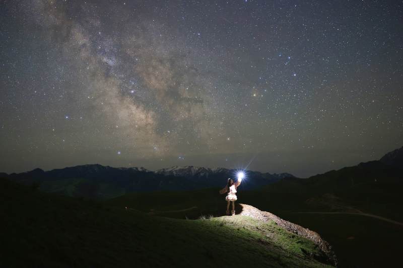 夜空下的山间独行者图片