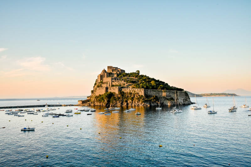 日落时分的海岛城堡图片