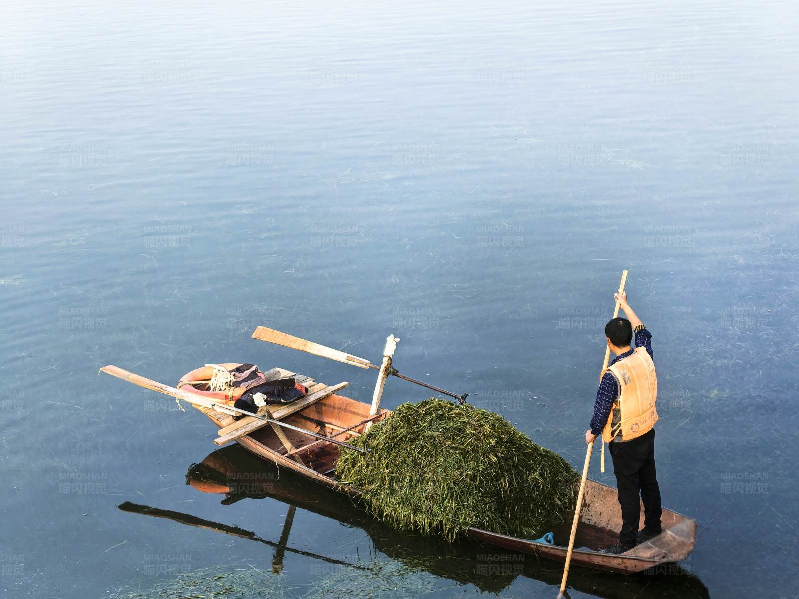 湖上草船图片