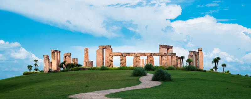 古堡遗迹与蓝天图片