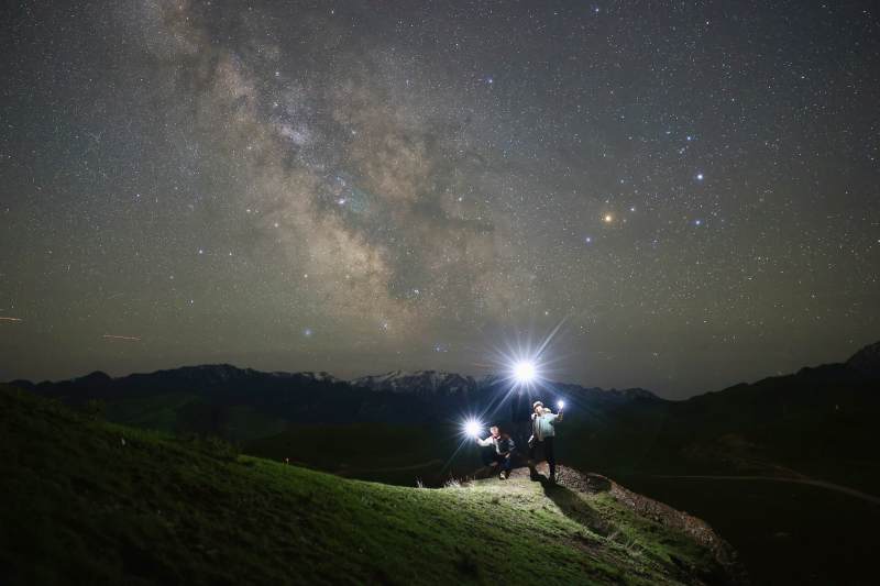 夜空下的登山者图片