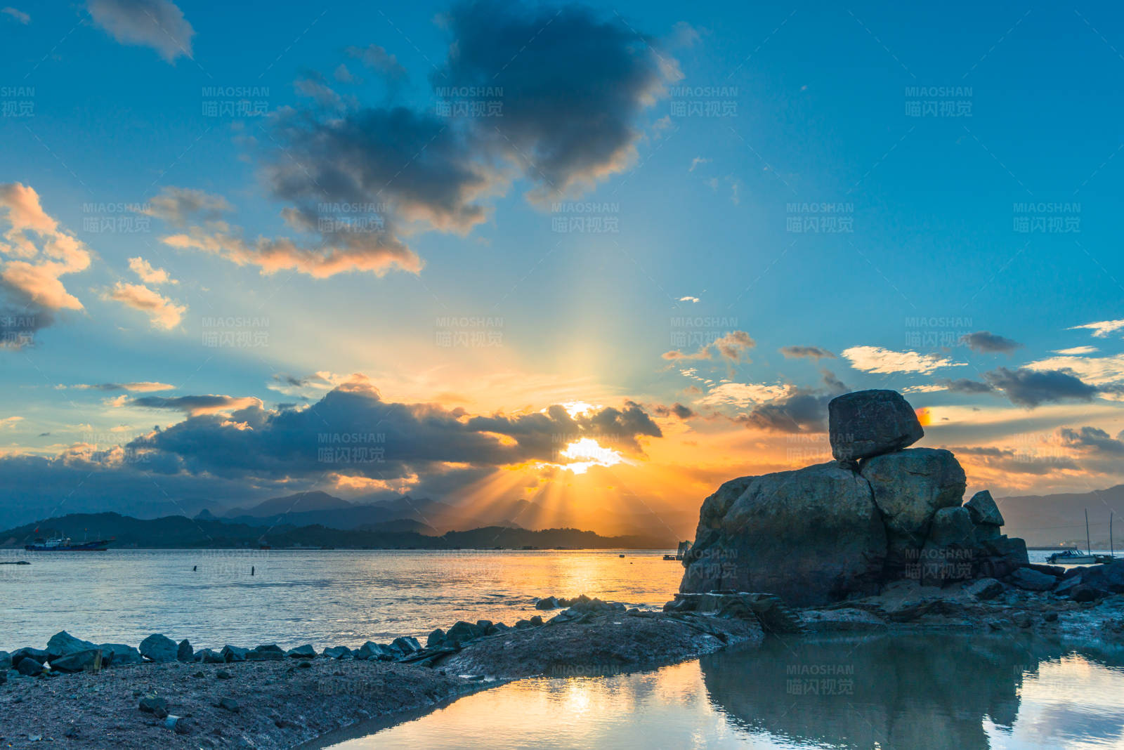 夕阳映照海岩图片