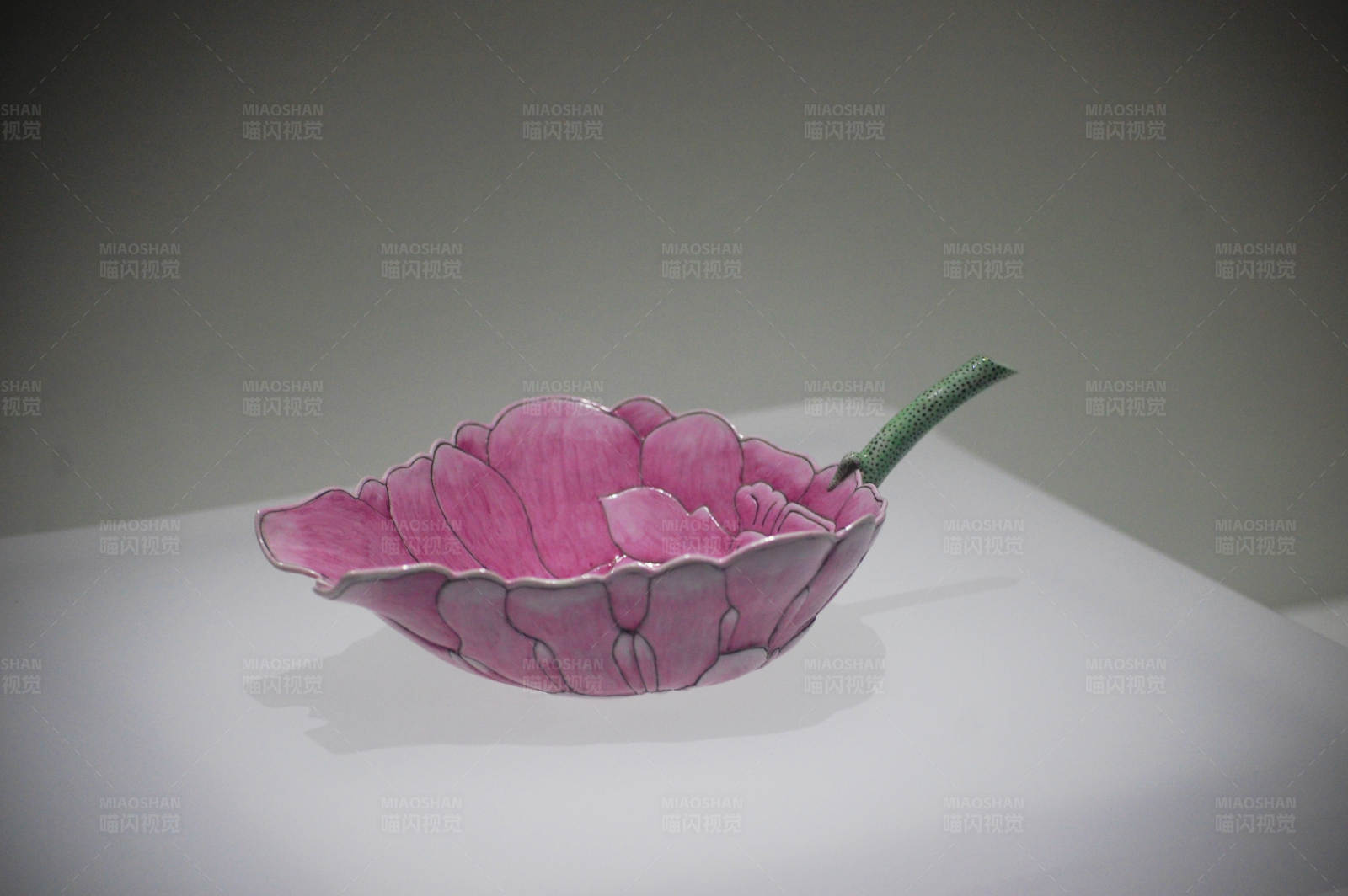 粉色花瓣陶瓷碗（粉彩荷花吸杯）图片